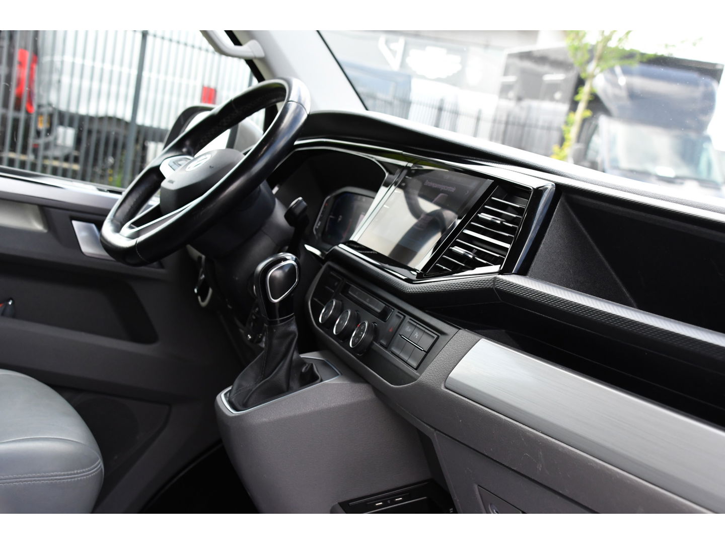 Volkswagen Transporter 2.0 TDI L2H1 Bulli Adaptieve Cruise, Virtual, Carplay, LED, Trekhaak, Leder, Stoelverwarming, 150PK Uniek!