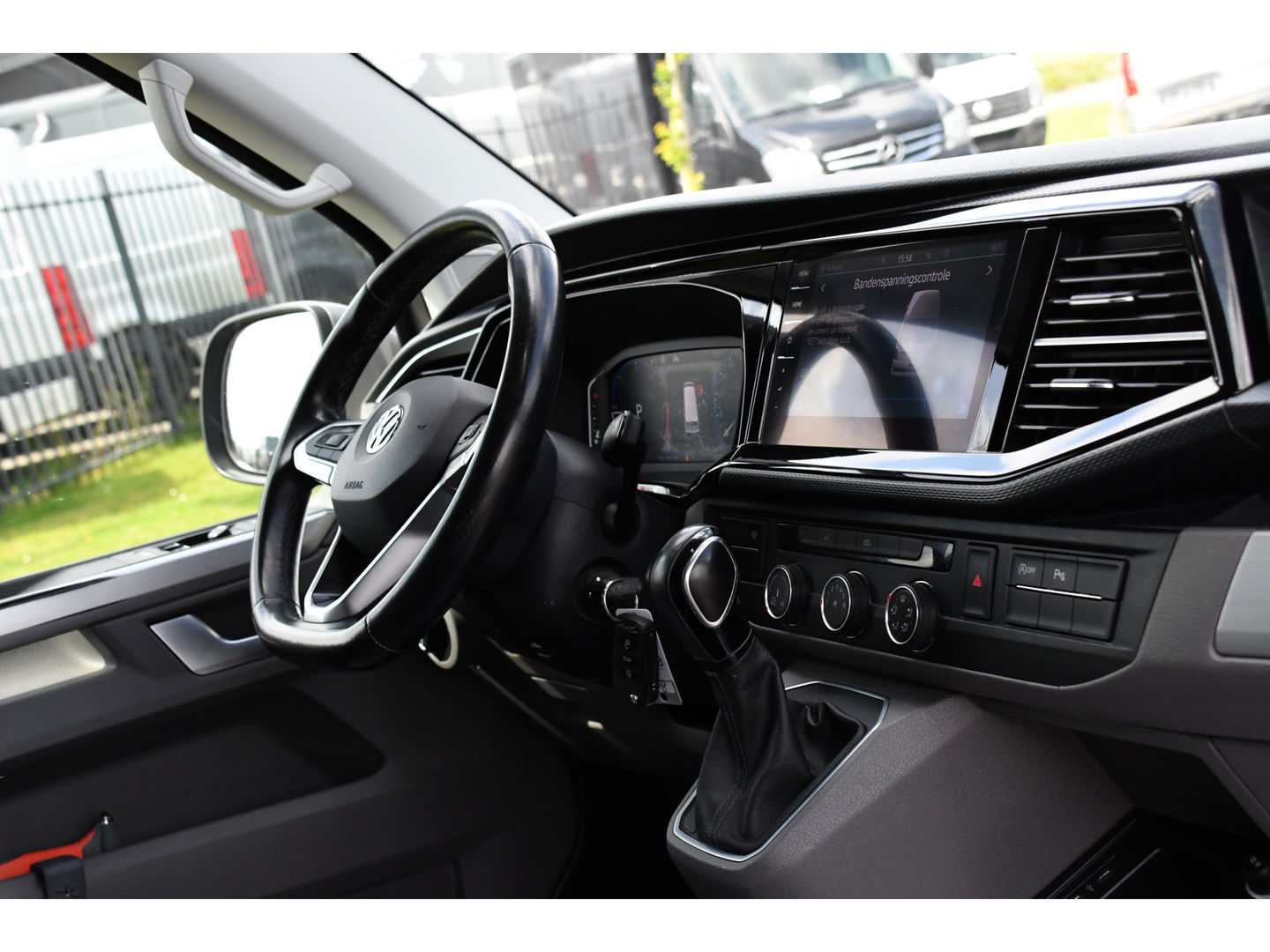 Volkswagen Transporter 2.0 TDI L2H1 Bulli Adaptieve Cruise, Virtual, Carplay, LED, Trekhaak, Leder, Stoelverwarming, 150PK Uniek!