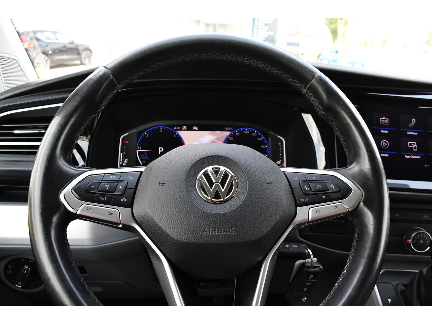 Volkswagen Transporter 2.0 TDI L2H1 Bulli Adaptieve Cruise, Virtual, Carplay, LED, Trekhaak, Leder, Stoelverwarming, 150PK Uniek!