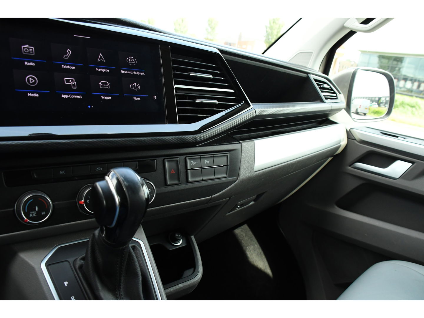 Volkswagen Transporter 2.0 TDI L2H1 Bulli Adaptieve Cruise, Virtual, Carplay, LED, Trekhaak, Leder, Stoelverwarming, 150PK Uniek!