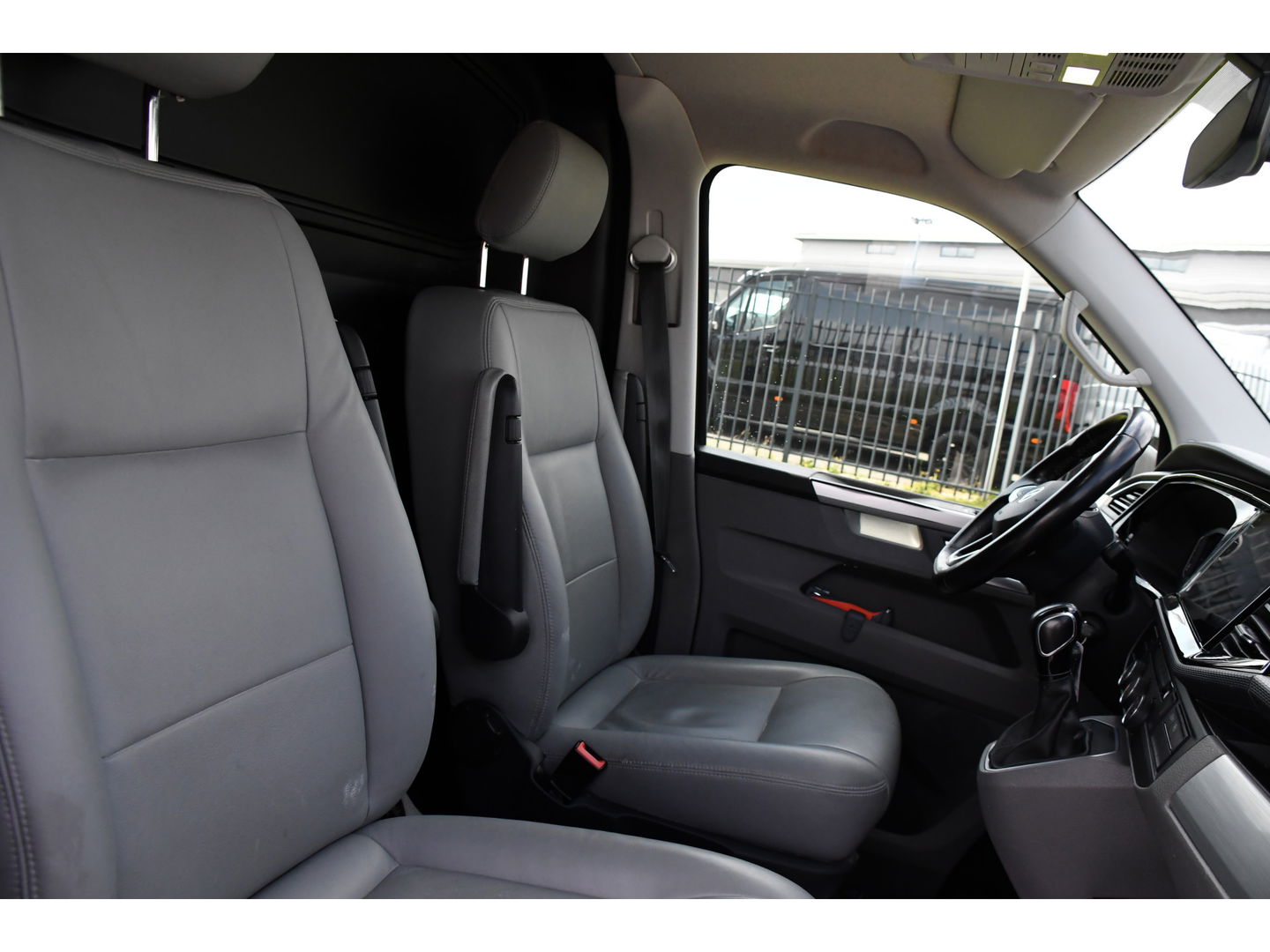 Volkswagen Transporter 2.0 TDI L2H1 Bulli Adaptieve Cruise, Virtual, Carplay, LED, Trekhaak, Leder, Stoelverwarming, 150PK Uniek!