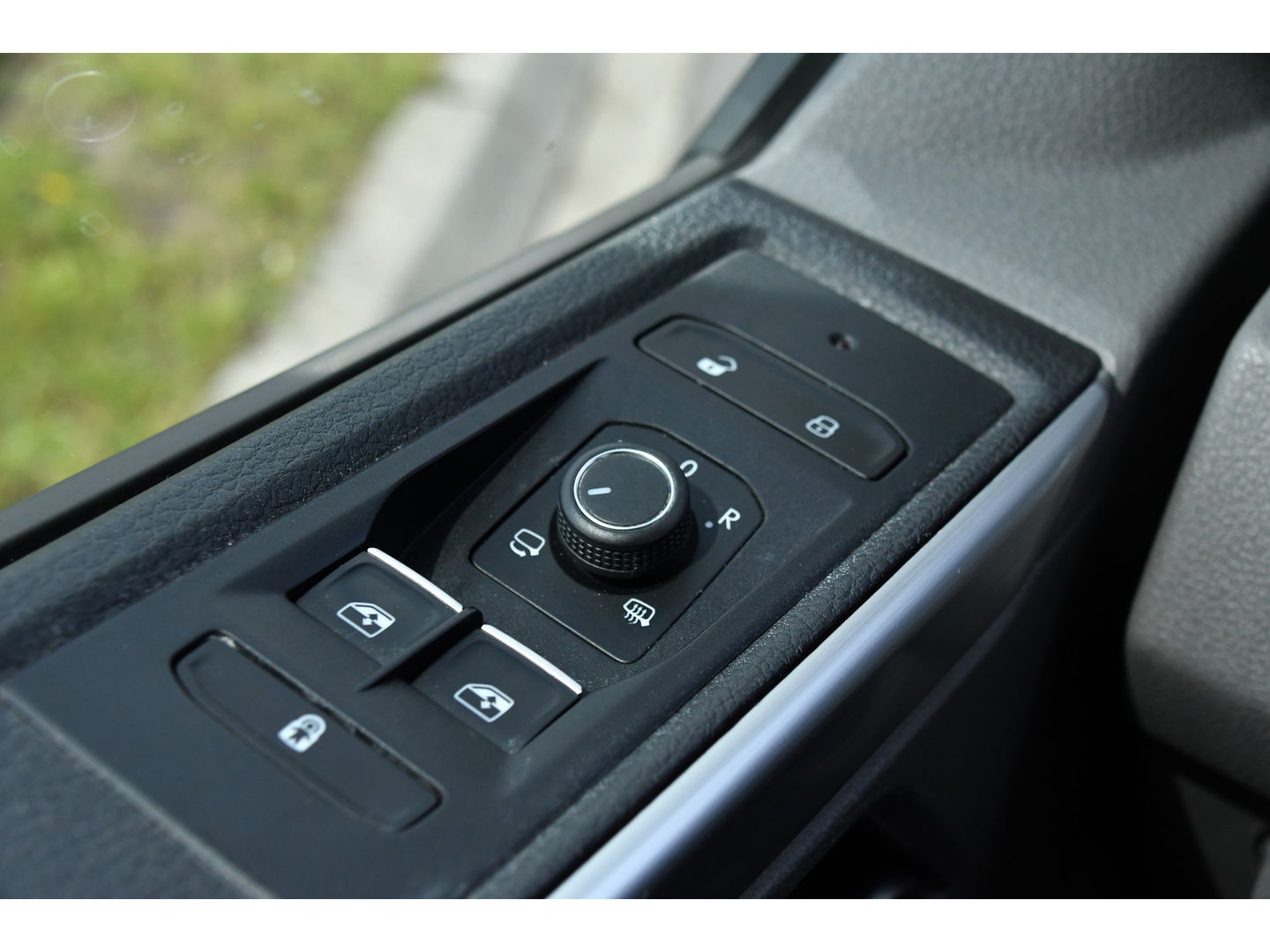 Volkswagen Transporter 2.0 TDI L2H1 Bulli Adaptieve Cruise, Virtual, Carplay, LED, Trekhaak, Leder, Stoelverwarming, 150PK Uniek!