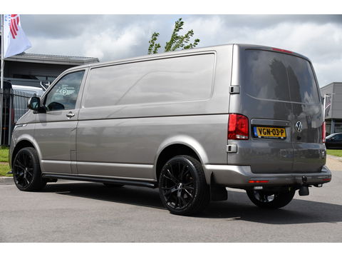 Volkswagen Transporter 2.0 TDI L2H1 Bulli Adaptieve Cruise, Virtual, Carplay, LED, Trekhaak, Leder, Stoelverwarming, 150PK Uniek!