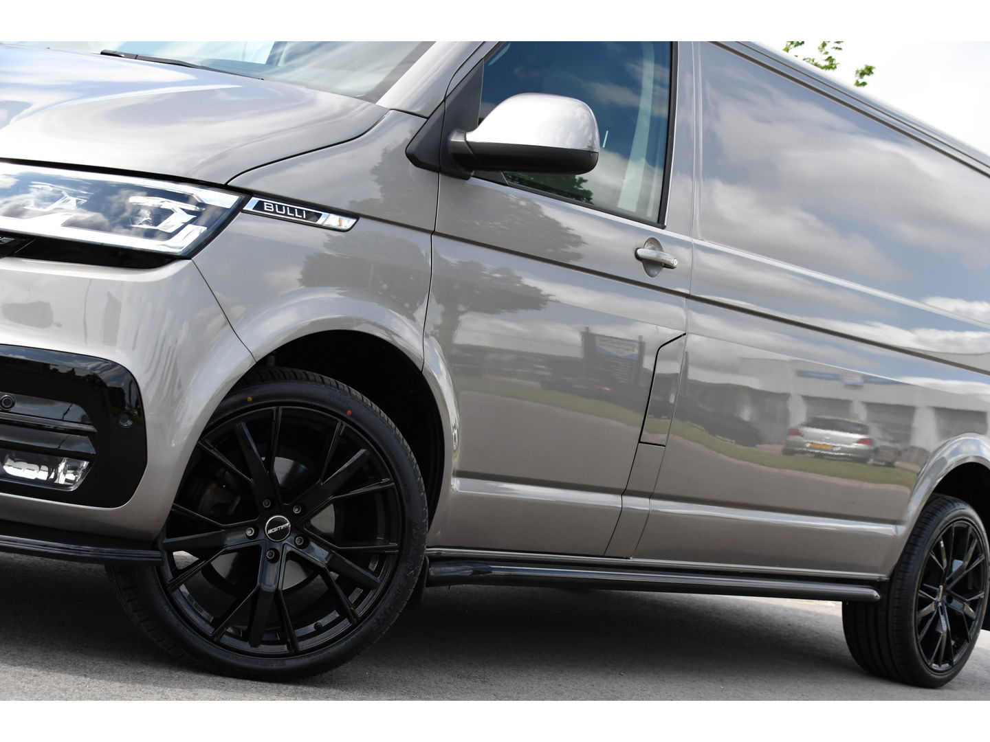 Volkswagen Transporter 2.0 TDI L2H1 Bulli Adaptieve Cruise, Virtual, Carplay, LED, Trekhaak, Leder, Stoelverwarming, 150PK Uniek!