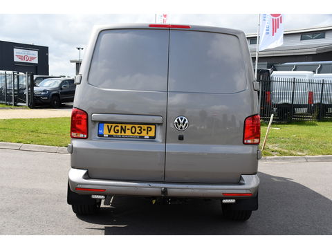 Volkswagen Transporter 2.0 TDI L2H1 Bulli Adaptieve Cruise, Virtual, Carplay, LED, Trekhaak, Leder, Stoelverwarming, 150PK Uniek!