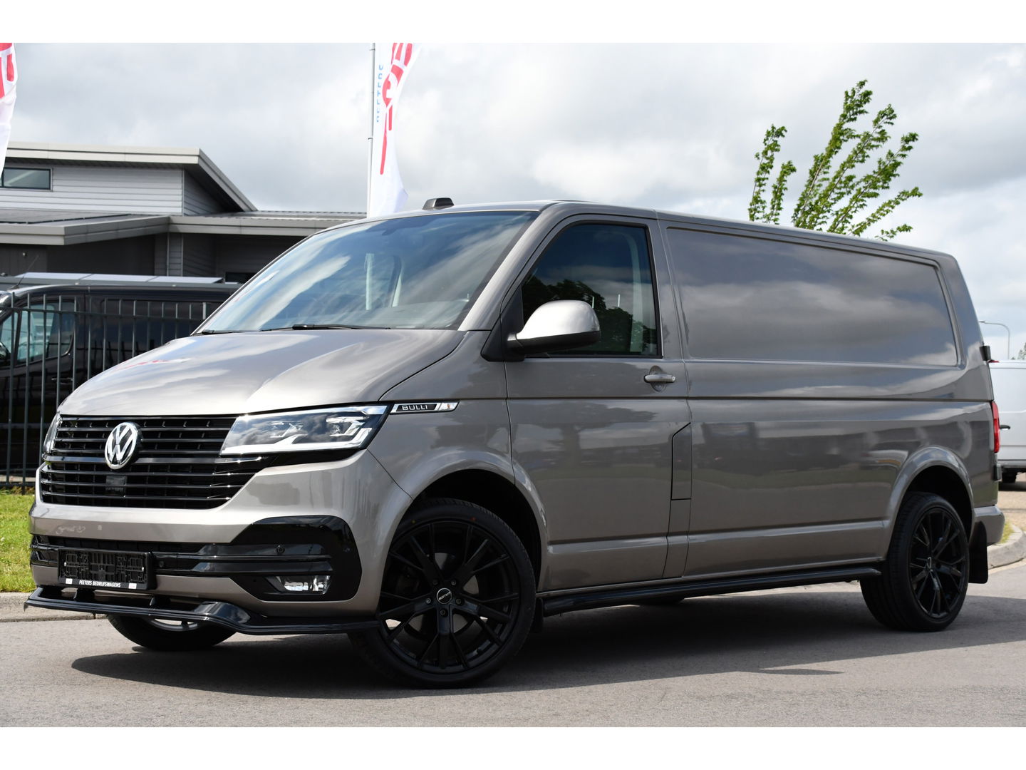 Volkswagen Transporter 2.0 TDI L2H1 Bulli Adaptieve Cruise, Virtual, Carplay, LED, Trekhaak, Leder, Stoelverwarming, 150PK Uniek!