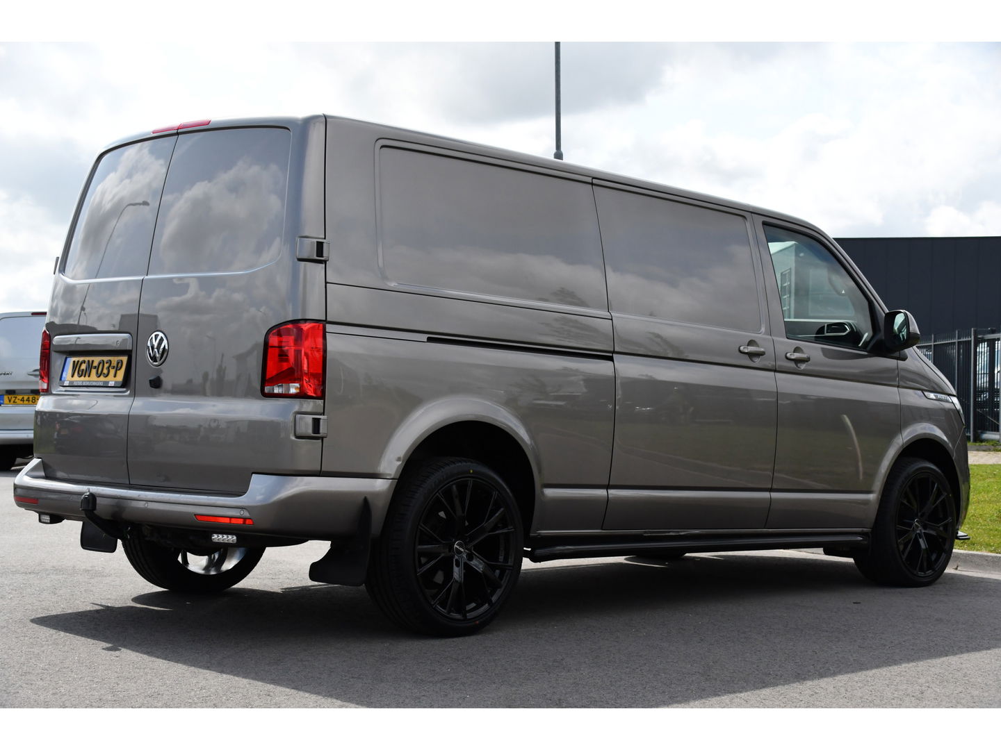 Volkswagen Transporter 2.0 TDI L2H1 Bulli Adaptieve Cruise, Virtual, Carplay, LED, Trekhaak, Leder, Stoelverwarming, 150PK Uniek!