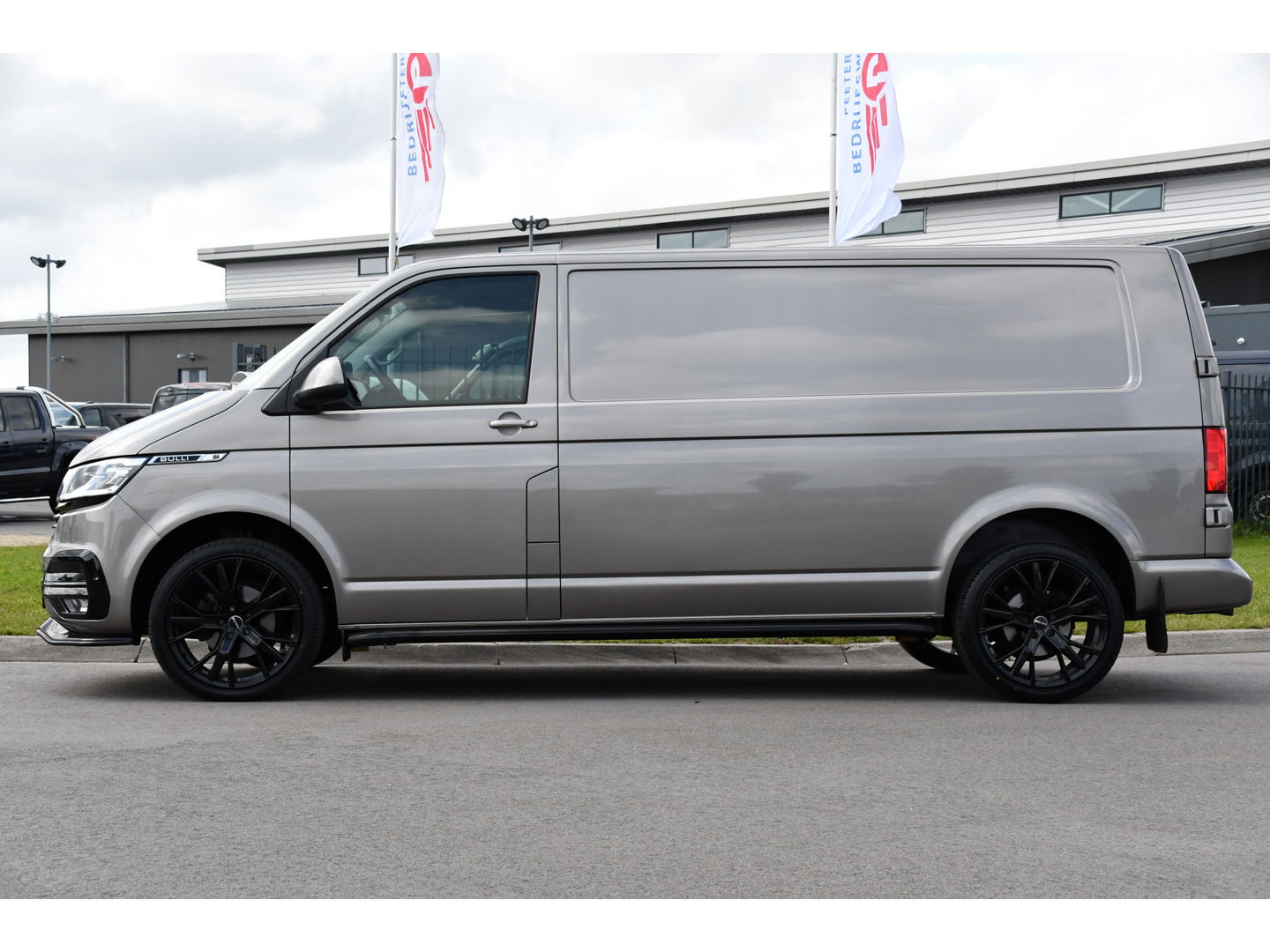 Volkswagen Transporter 2.0 TDI L2H1 Bulli Adaptieve Cruise, Virtual, Carplay, LED, Trekhaak, Leder, Stoelverwarming, 150PK Uniek!