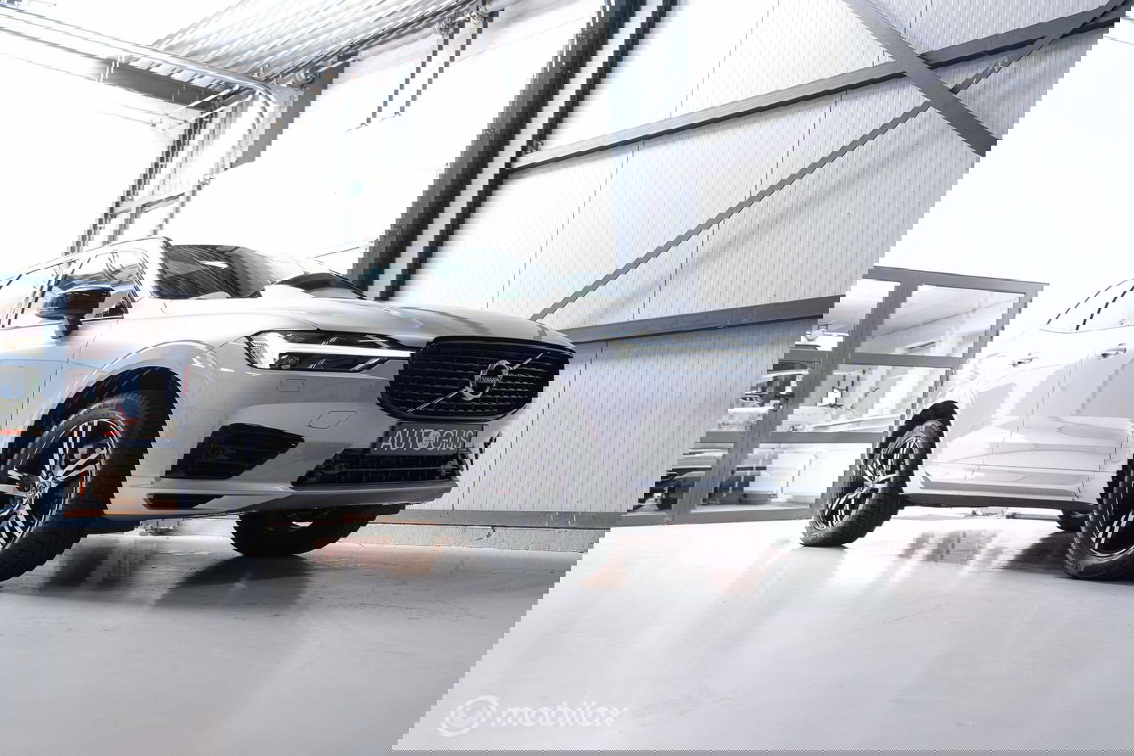 Volvo XC60 2.0 Recharge T8 AWD R-Design 390 pk | Trekhaak | Schuifdak | Dealer onderhouden | Camera | DAB | Stoel + stuurwiel verwarming |