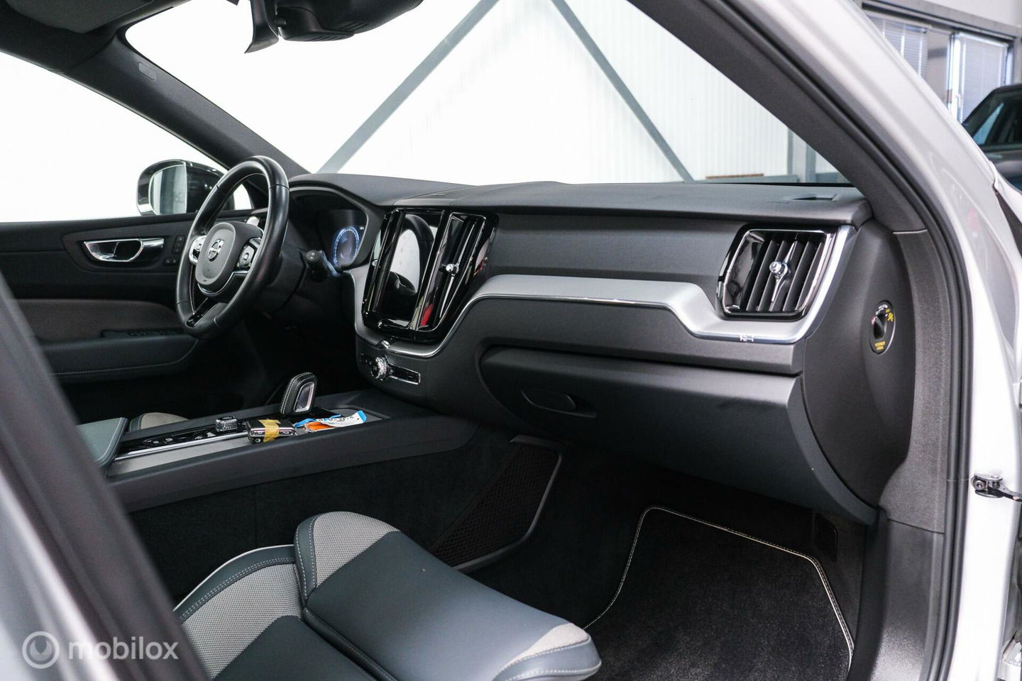 Volvo XC60 2.0 Recharge T8 AWD R-Design 390 pk | Trekhaak | Schuifdak | Dealer onderhouden | Camera | DAB | Stoel + stuurwiel verwarming |