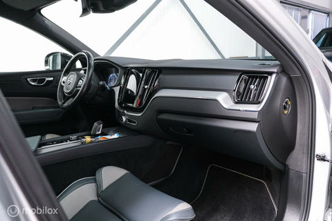 Volvo XC60 2.0 Recharge T8 AWD R-Design 390 pk | Trekhaak | Schuifdak | Dealer onderhouden | Camera | DAB | Stoel + stuurwiel verwarming |