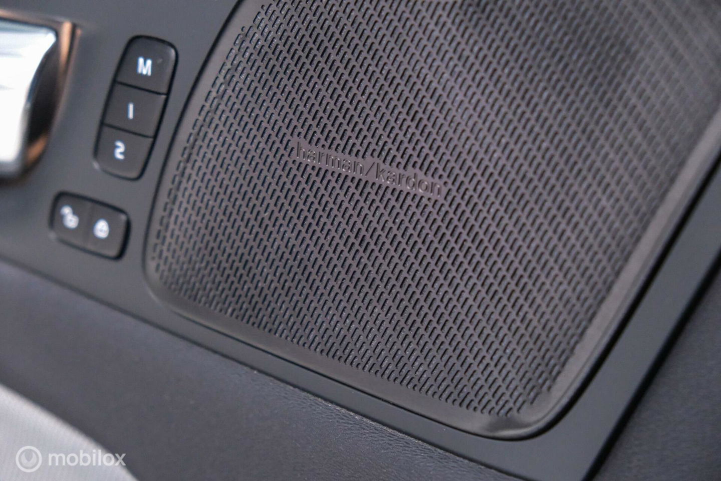 Volvo XC60 2.0 Recharge T8 AWD R-Design 390 pk | Trekhaak | Schuifdak | Dealer onderhouden | Camera | DAB | Stoel + stuurwiel verwarming |