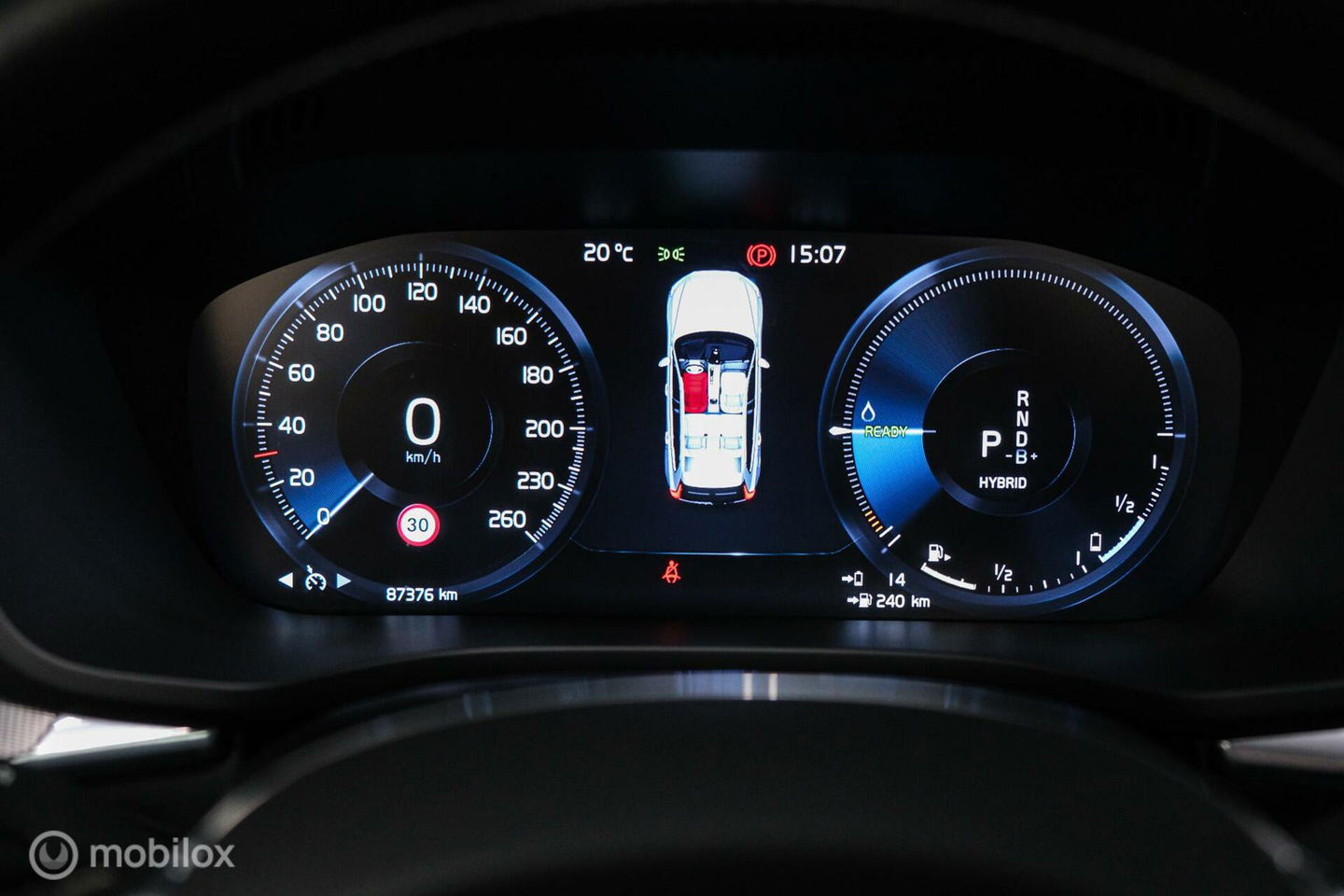 Volvo XC60 2.0 Recharge T8 AWD R-Design 390 pk | Trekhaak | Schuifdak | Dealer onderhouden | Camera | DAB | Stoel + stuurwiel verwarming |