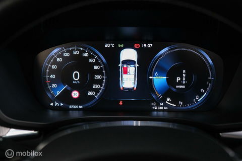 Volvo XC60 2.0 Recharge T8 AWD R-Design 390 pk | Trekhaak | Schuifdak | Dealer onderhouden | Camera | DAB | Stoel + stuurwiel verwarming |