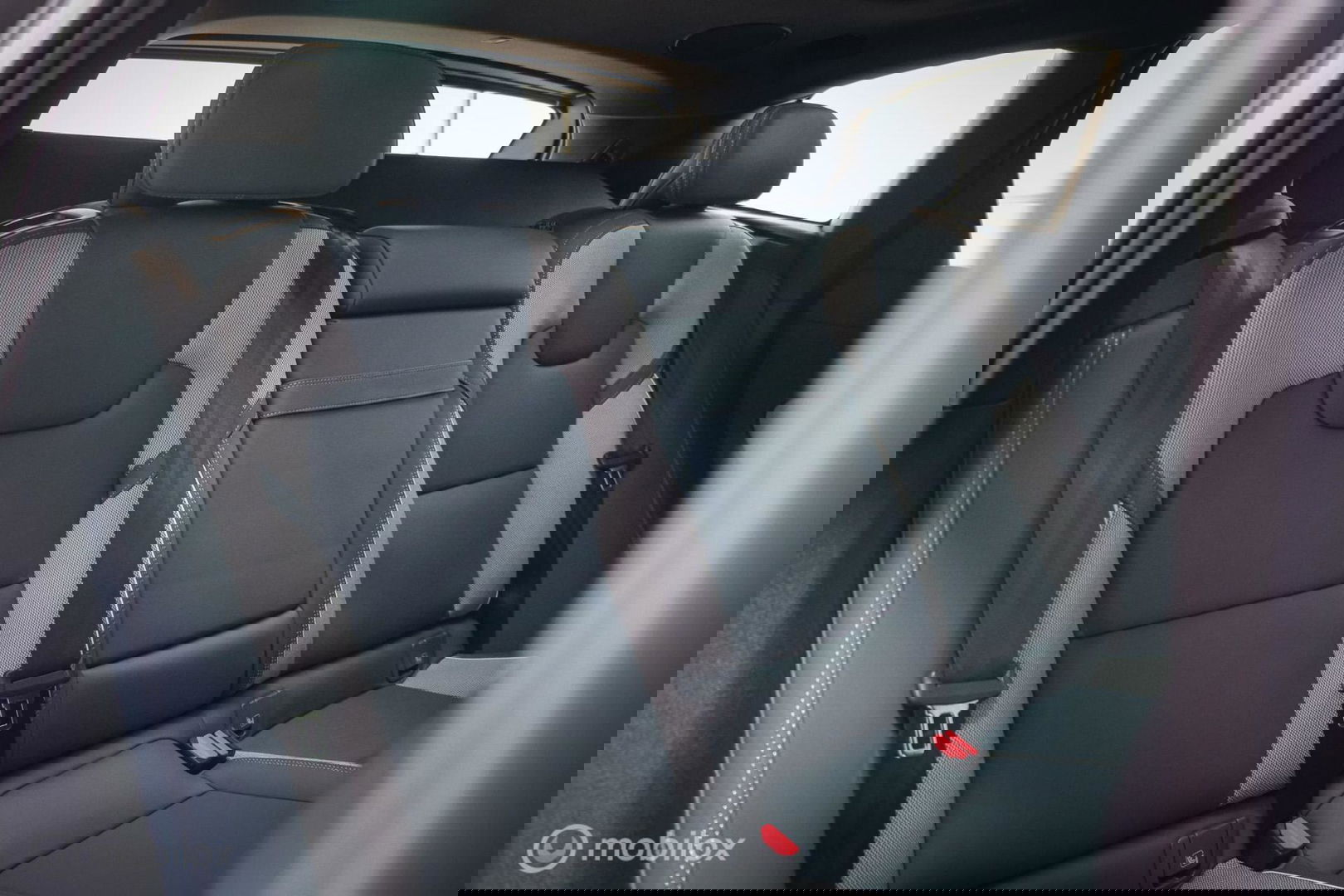 Volvo XC60 2.0 Recharge T8 AWD R-Design 390 pk | Trekhaak | Schuifdak | Dealer onderhouden | Camera | DAB | Stoel + stuurwiel verwarming |