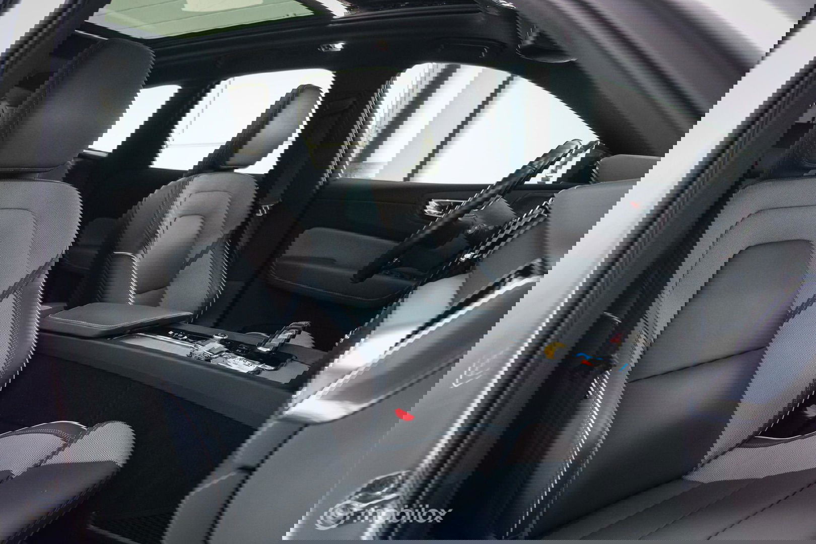 Volvo XC60 2.0 Recharge T8 AWD R-Design 390 pk | Trekhaak | Schuifdak | Dealer onderhouden | Camera | DAB | Stoel + stuurwiel verwarming |