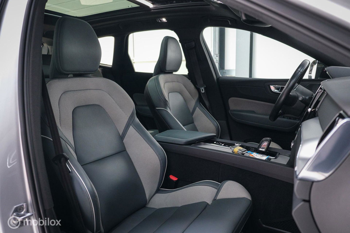 Volvo XC60 2.0 Recharge T8 AWD R-Design 390 pk | Trekhaak | Schuifdak | Dealer onderhouden | Camera | DAB | Stoel + stuurwiel verwarming |