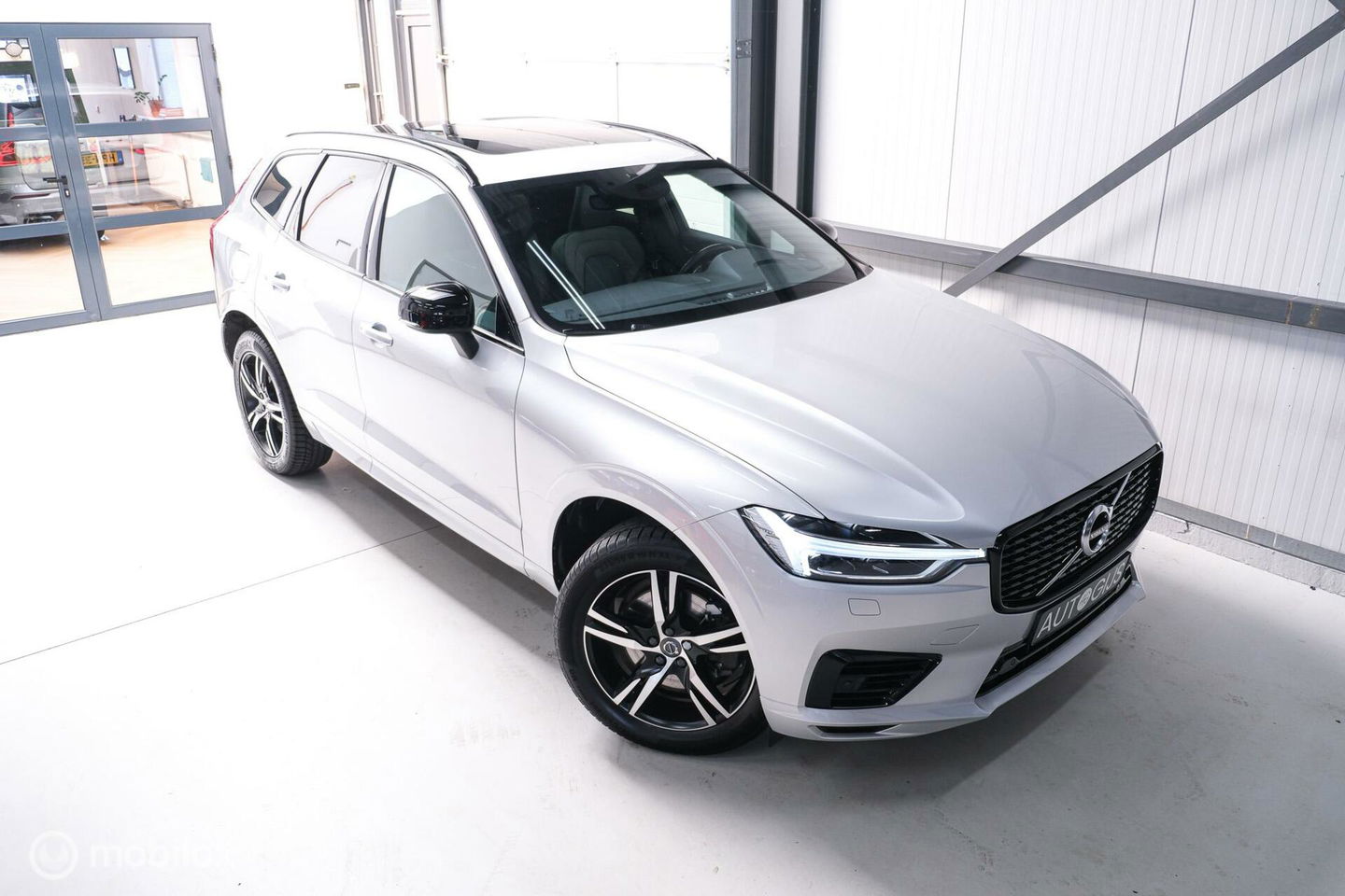 Volvo XC60 2.0 Recharge T8 AWD R-Design 390 pk | Trekhaak | Schuifdak | Dealer onderhouden | Camera | DAB | Stoel + stuurwiel verwarming |