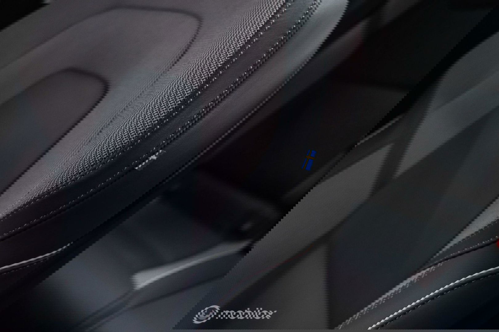 Volvo XC60 2.0 Recharge T8 AWD R-Design 390 pk | Trekhaak | Schuifdak | Dealer onderhouden | Camera | DAB | Stoel + stuurwiel verwarming |