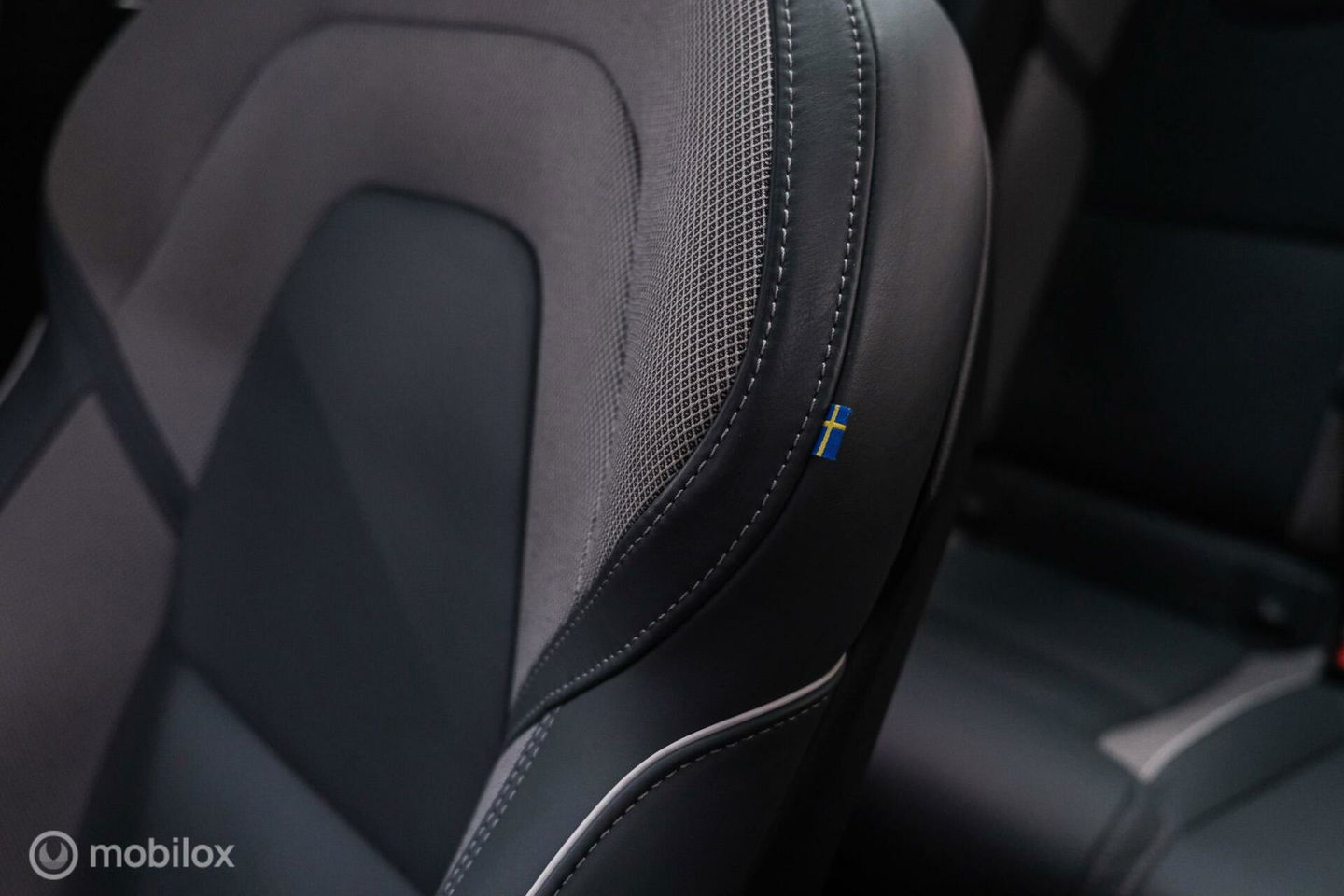 Volvo XC60 2.0 Recharge T8 AWD R-Design 390 pk | Trekhaak | Schuifdak | Dealer onderhouden | Camera | DAB | Stoel + stuurwiel verwarming |