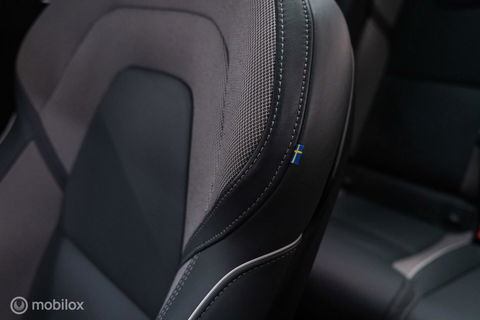 Volvo XC60 2.0 Recharge T8 AWD R-Design 390 pk | Trekhaak | Schuifdak | Dealer onderhouden | Camera | DAB | Stoel + stuurwiel verwarming |