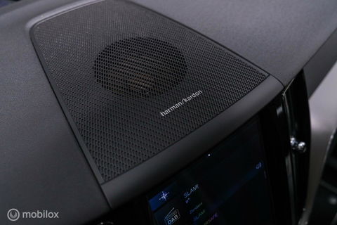Volvo XC60 2.0 Recharge T8 AWD R-Design 390 pk | Trekhaak | Schuifdak | Dealer onderhouden | Camera | DAB | Stoel + stuurwiel verwarming |