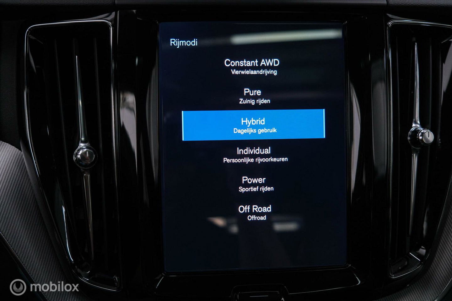 Volvo XC60 2.0 Recharge T8 AWD R-Design 390 pk | Trekhaak | Schuifdak | Dealer onderhouden | Camera | DAB | Stoel + stuurwiel verwarming |