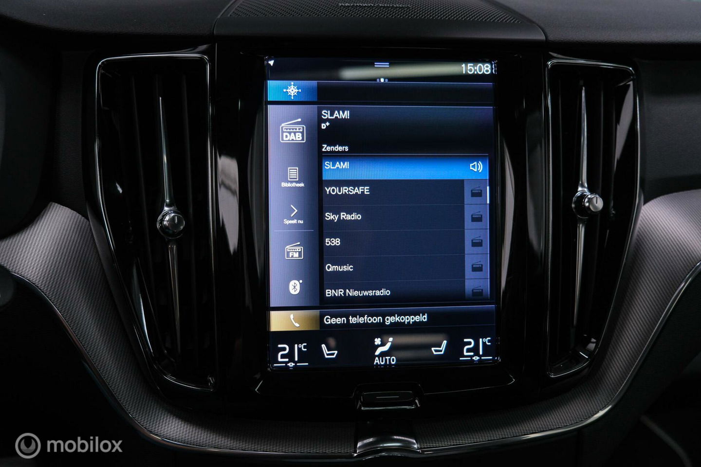 Volvo XC60 2.0 Recharge T8 AWD R-Design 390 pk | Trekhaak | Schuifdak | Dealer onderhouden | Camera | DAB | Stoel + stuurwiel verwarming |