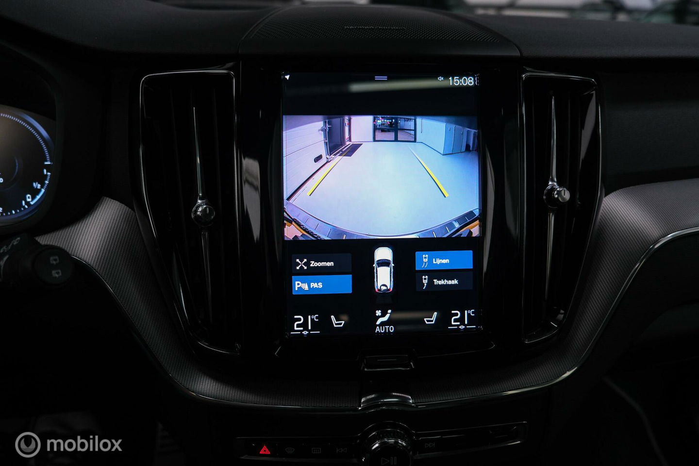 Volvo XC60 2.0 Recharge T8 AWD R-Design 390 pk | Trekhaak | Schuifdak | Dealer onderhouden | Camera | DAB | Stoel + stuurwiel verwarming |
