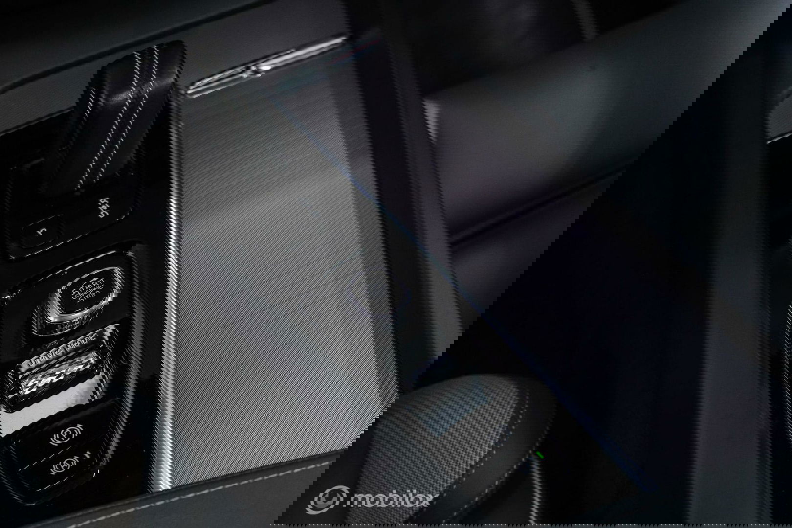Volvo XC60 2.0 Recharge T8 AWD R-Design 390 pk | Trekhaak | Schuifdak | Dealer onderhouden | Camera | DAB | Stoel + stuurwiel verwarming |