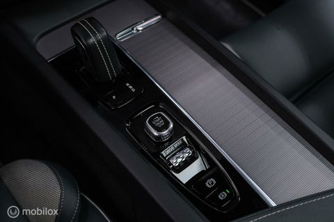 Volvo XC60 2.0 Recharge T8 AWD R-Design 390 pk | Trekhaak | Schuifdak | Dealer onderhouden | Camera | DAB | Stoel + stuurwiel verwarming |