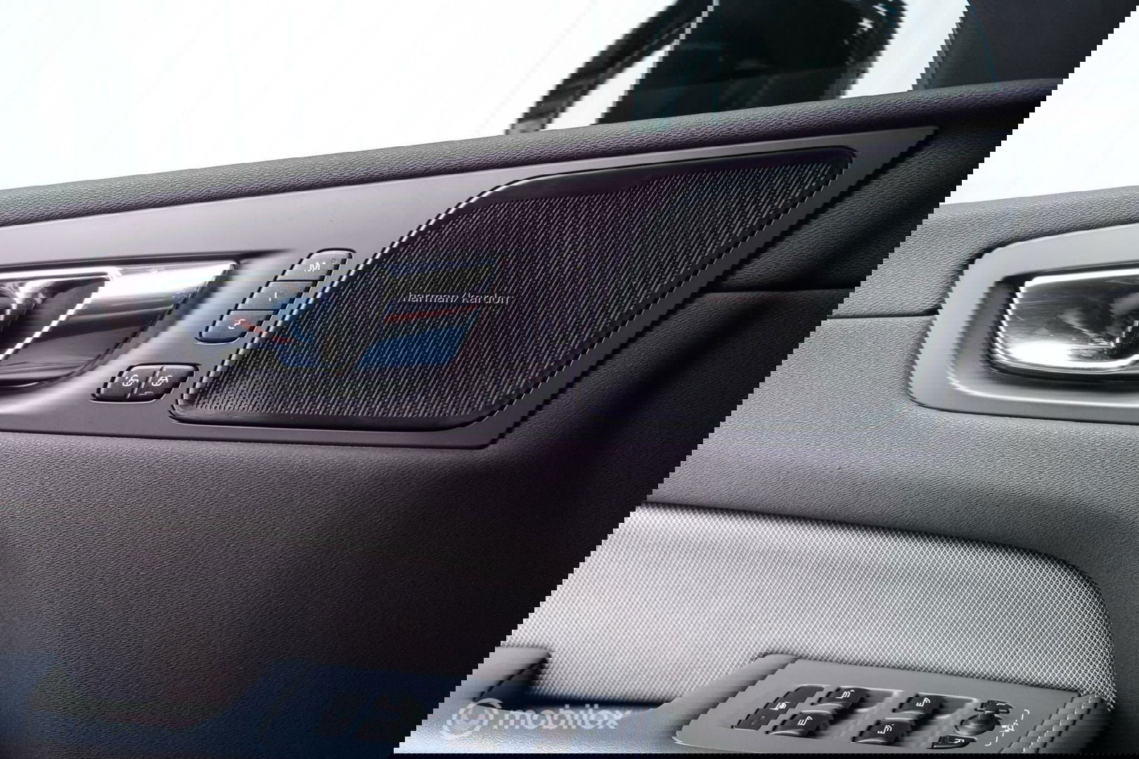 Volvo XC60 2.0 Recharge T8 AWD R-Design 390 pk | Trekhaak | Schuifdak | Dealer onderhouden | Camera | DAB | Stoel + stuurwiel verwarming |