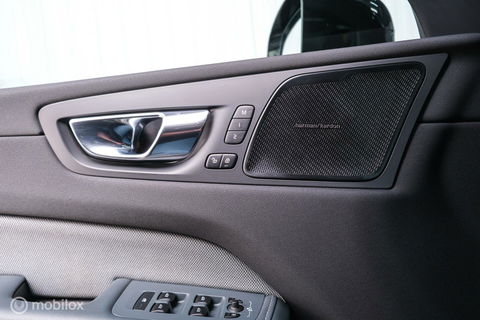 Volvo XC60 2.0 Recharge T8 AWD R-Design 390 pk | Trekhaak | Schuifdak | Dealer onderhouden | Camera | DAB | Stoel + stuurwiel verwarming |
