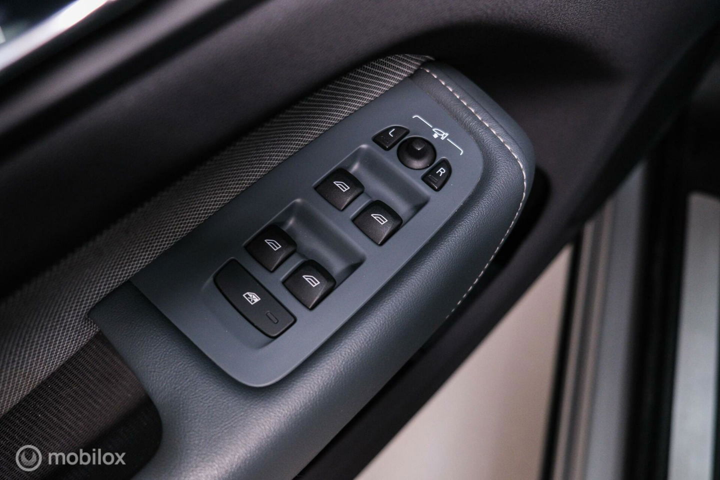Volvo XC60 2.0 Recharge T8 AWD R-Design 390 pk | Trekhaak | Schuifdak | Dealer onderhouden | Camera | DAB | Stoel + stuurwiel verwarming |