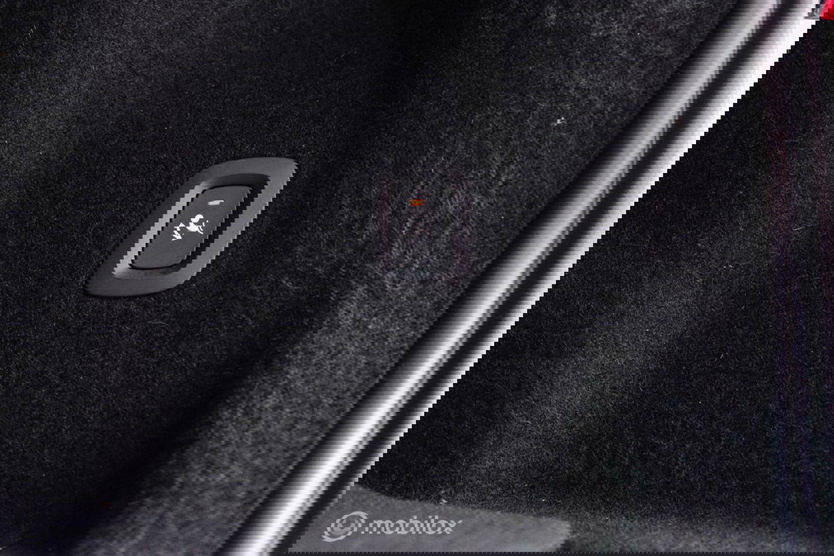 Volvo XC60 2.0 Recharge T8 AWD R-Design 390 pk | Trekhaak | Schuifdak | Dealer onderhouden | Camera | DAB | Stoel + stuurwiel verwarming |