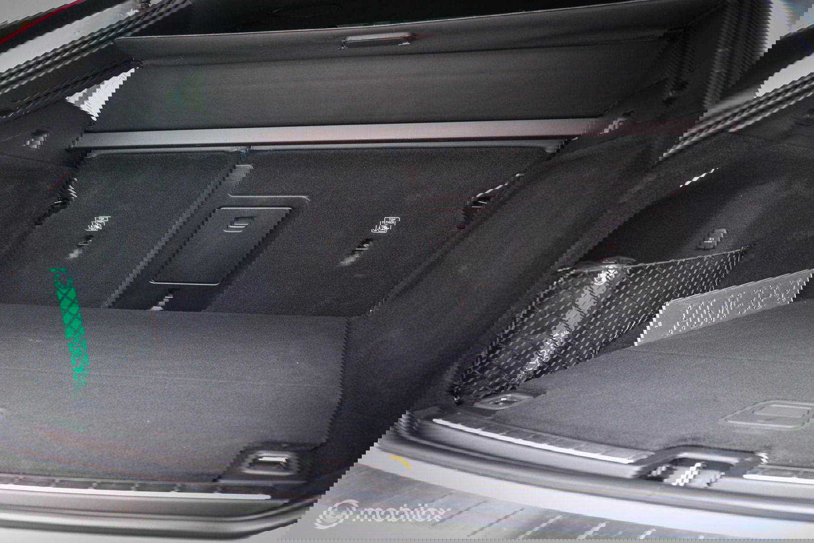 Volvo XC60 2.0 Recharge T8 AWD R-Design 390 pk | Trekhaak | Schuifdak | Dealer onderhouden | Camera | DAB | Stoel + stuurwiel verwarming |