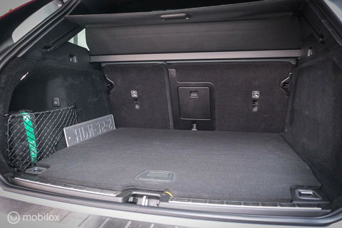 Volvo XC60 2.0 Recharge T8 AWD R-Design 390 pk | Trekhaak | Schuifdak | Dealer onderhouden | Camera | DAB | Stoel + stuurwiel verwarming |