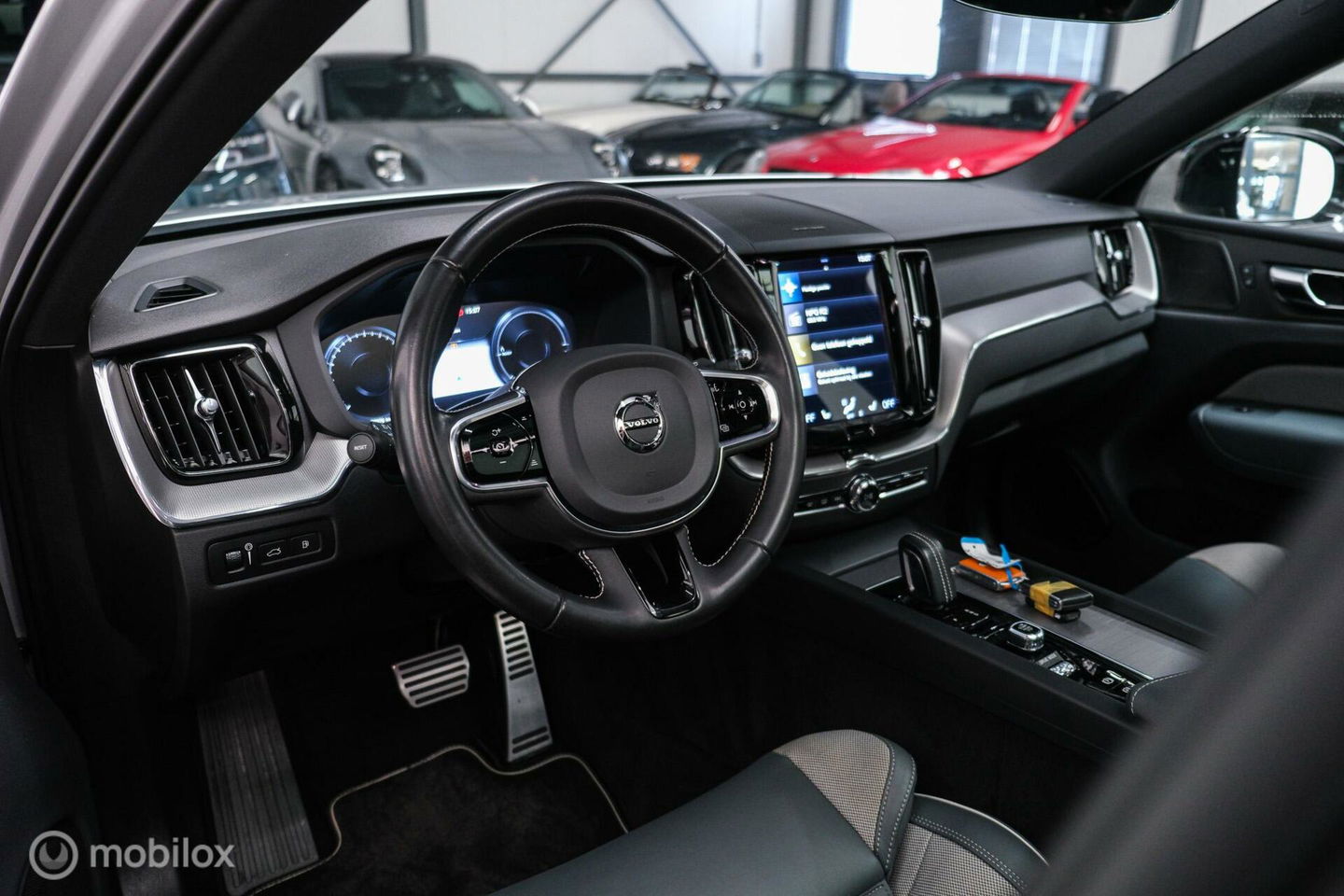 Volvo XC60 2.0 Recharge T8 AWD R-Design 390 pk | Trekhaak | Schuifdak | Dealer onderhouden | Camera | DAB | Stoel + stuurwiel verwarming |