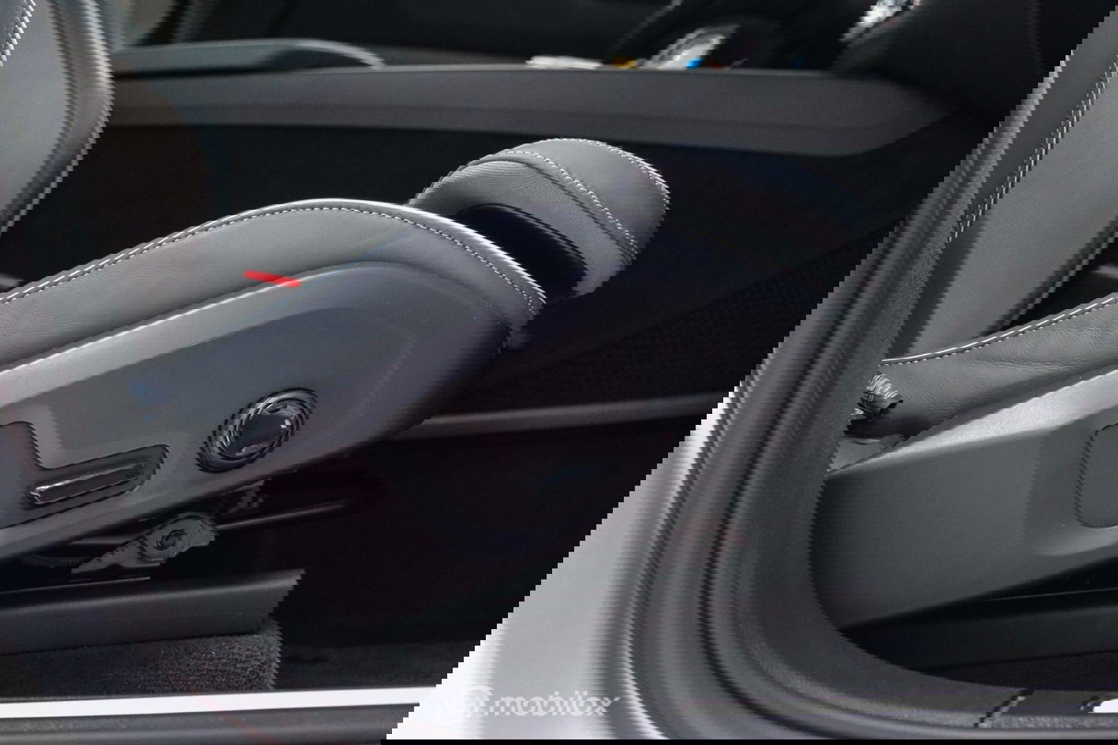 Volvo XC60 2.0 Recharge T8 AWD R-Design 390 pk | Trekhaak | Schuifdak | Dealer onderhouden | Camera | DAB | Stoel + stuurwiel verwarming |