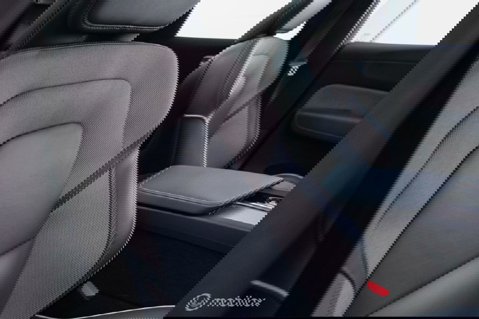 Volvo XC60 2.0 Recharge T8 AWD R-Design 390 pk | Trekhaak | Schuifdak | Dealer onderhouden | Camera | DAB | Stoel + stuurwiel verwarming |