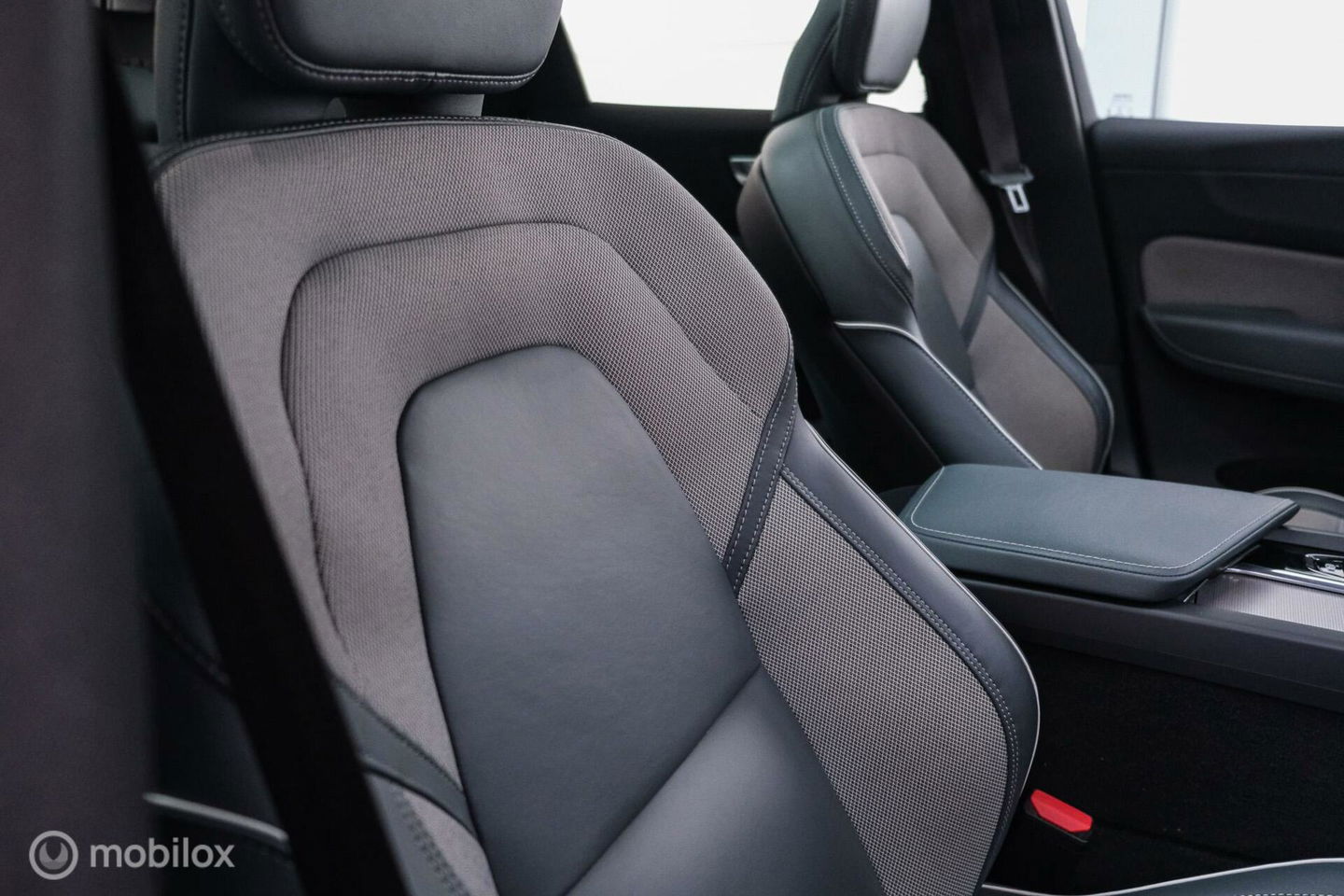 Volvo XC60 2.0 Recharge T8 AWD R-Design 390 pk | Trekhaak | Schuifdak | Dealer onderhouden | Camera | DAB | Stoel + stuurwiel verwarming |
