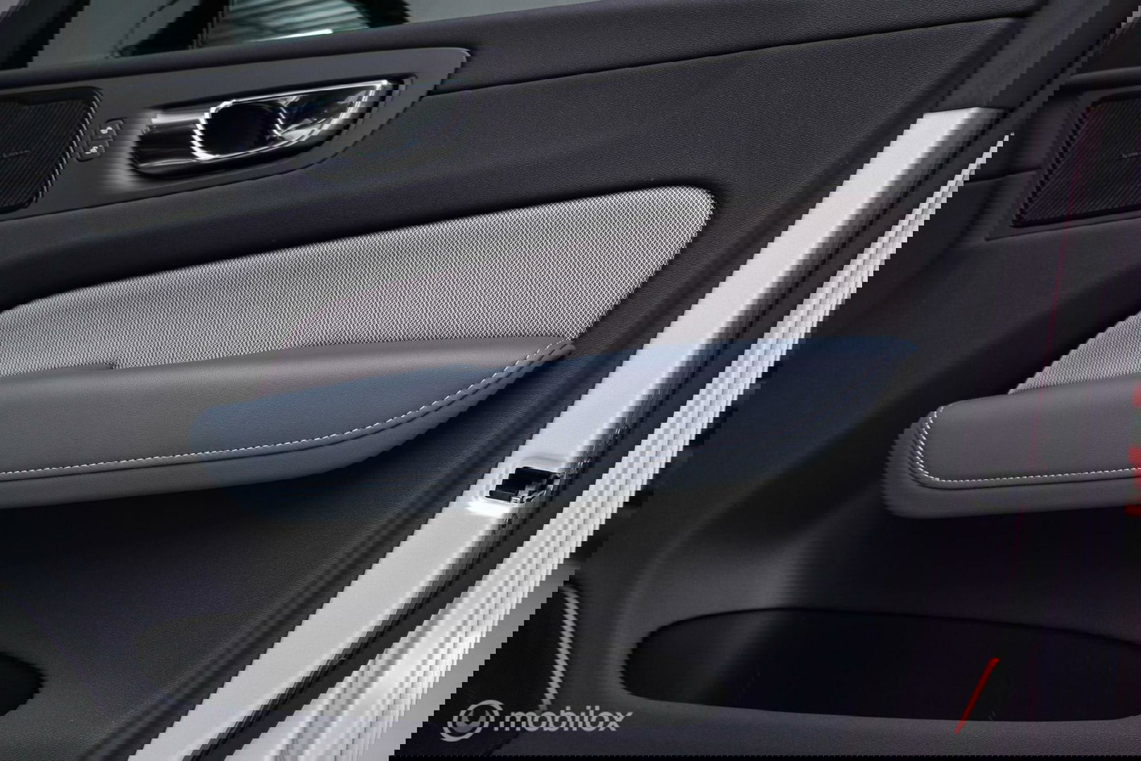 Volvo XC60 2.0 Recharge T8 AWD R-Design 390 pk | Trekhaak | Schuifdak | Dealer onderhouden | Camera | DAB | Stoel + stuurwiel verwarming |