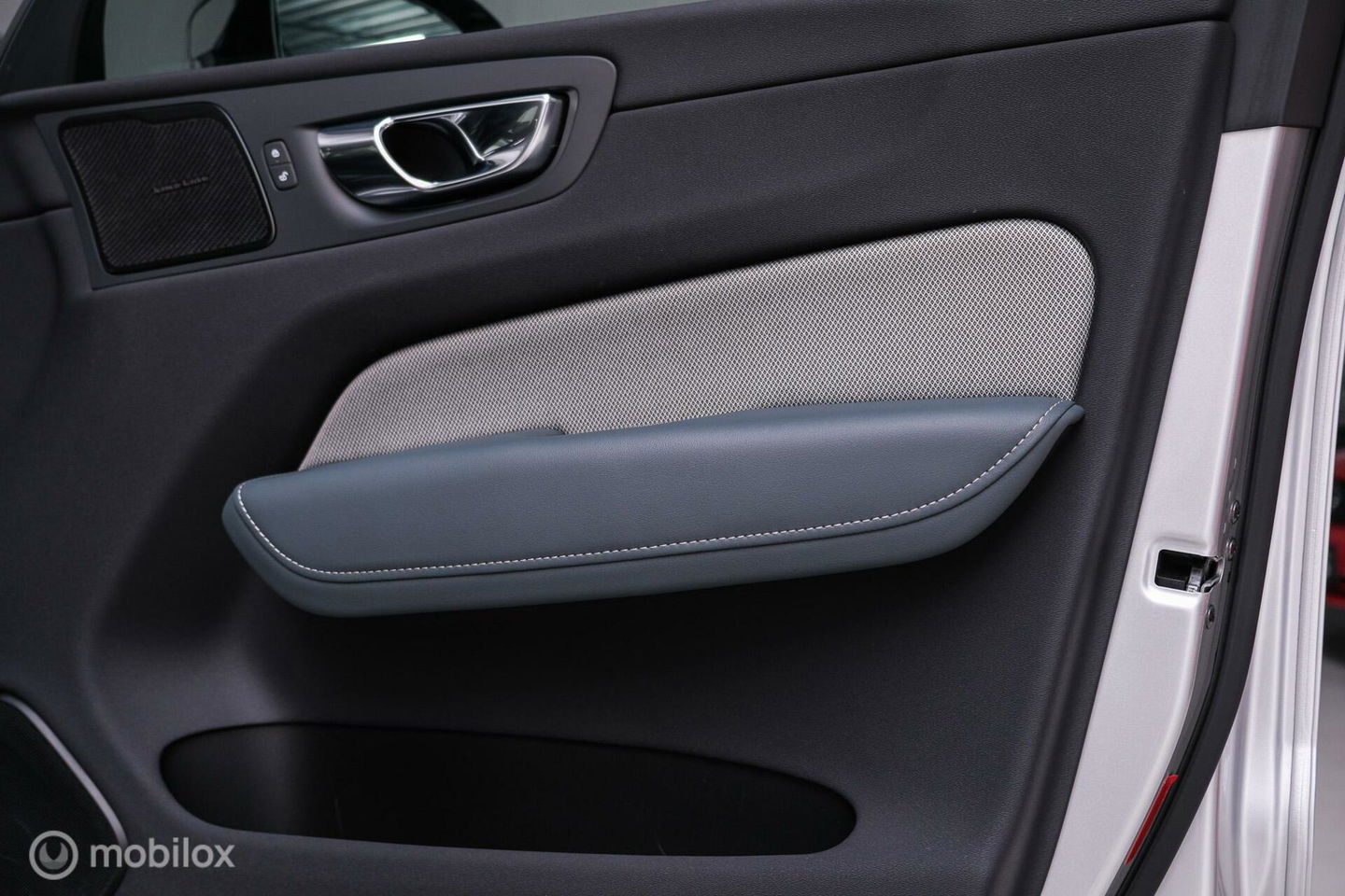 Volvo XC60 2.0 Recharge T8 AWD R-Design 390 pk | Trekhaak | Schuifdak | Dealer onderhouden | Camera | DAB | Stoel + stuurwiel verwarming |