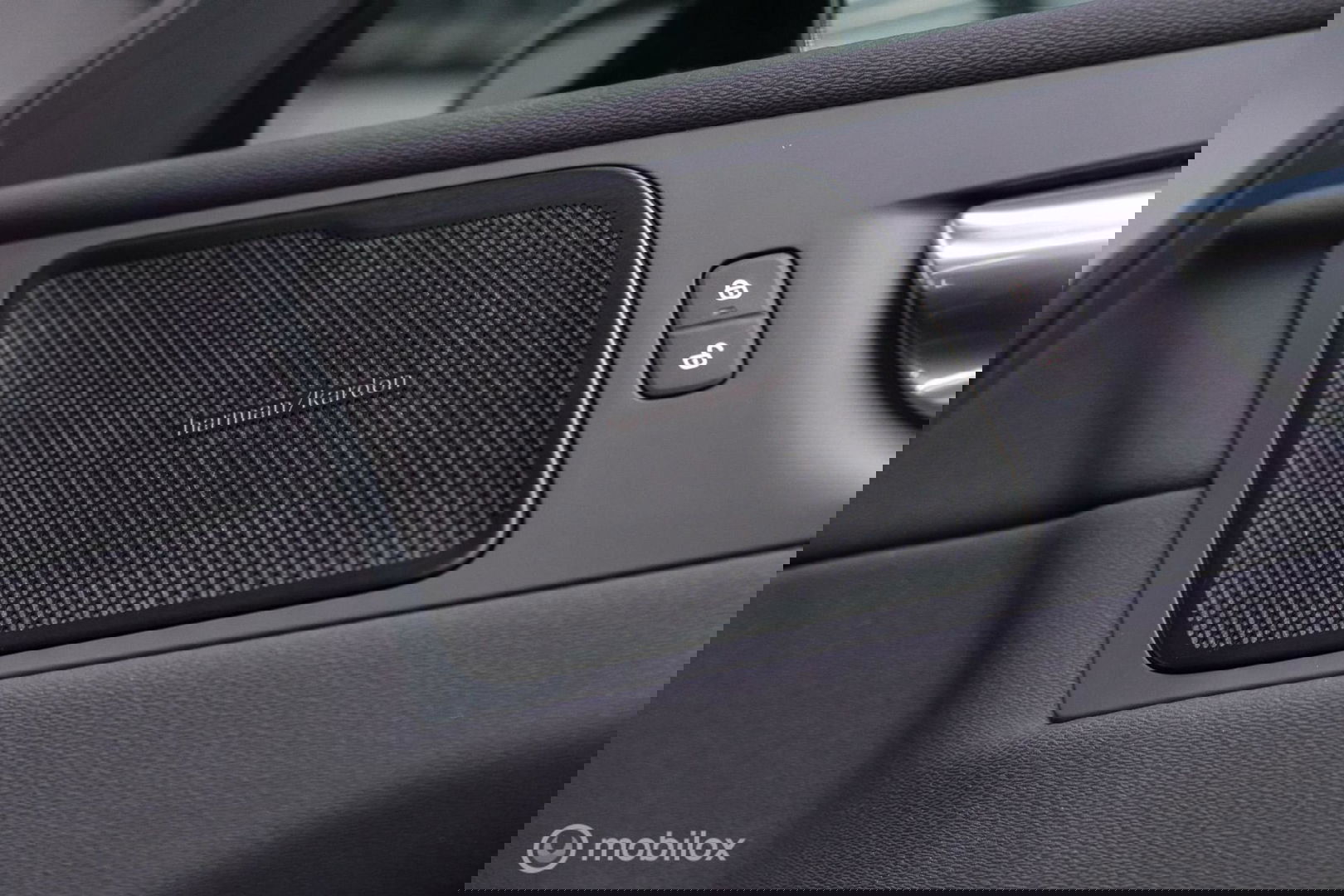 Volvo XC60 2.0 Recharge T8 AWD R-Design 390 pk | Trekhaak | Schuifdak | Dealer onderhouden | Camera | DAB | Stoel + stuurwiel verwarming |