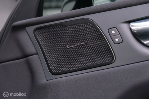 Volvo XC60 2.0 Recharge T8 AWD R-Design 390 pk | Trekhaak | Schuifdak | Dealer onderhouden | Camera | DAB | Stoel + stuurwiel verwarming |
