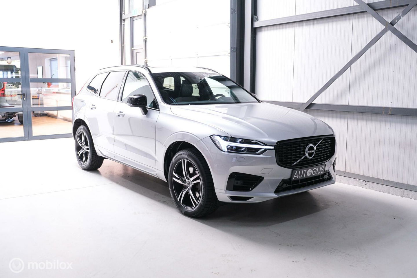 Volvo XC60 2.0 Recharge T8 AWD R-Design 390 pk | Trekhaak | Schuifdak | Dealer onderhouden | Camera | DAB | Stoel + stuurwiel verwarming |