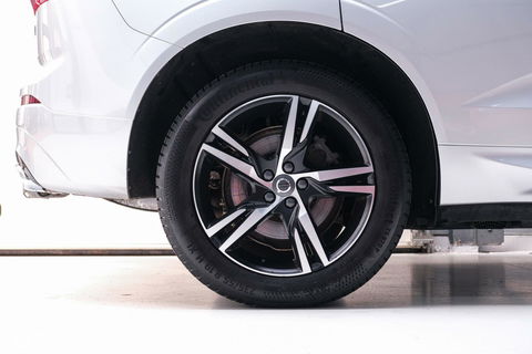 Volvo XC60 2.0 Recharge T8 AWD R-Design 390 pk | Trekhaak | Schuifdak | Dealer onderhouden | Camera | DAB | Stoel + stuurwiel verwarming |