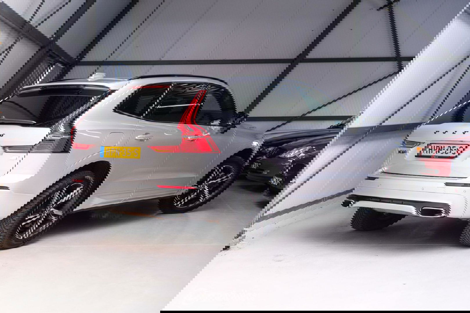 Volvo XC60 2.0 Recharge T8 AWD R-Design 390 pk | Trekhaak | Schuifdak | Dealer onderhouden | Camera | DAB | Stoel + stuurwiel verwarming |