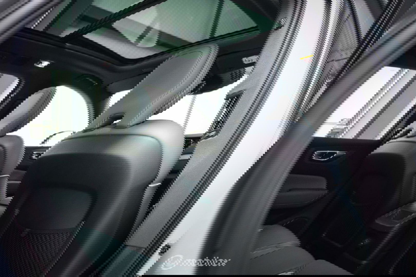 Volvo XC60 2.0 Recharge T8 AWD R-Design 390 pk | Trekhaak | Schuifdak | Dealer onderhouden | Camera | DAB | Stoel + stuurwiel verwarming |