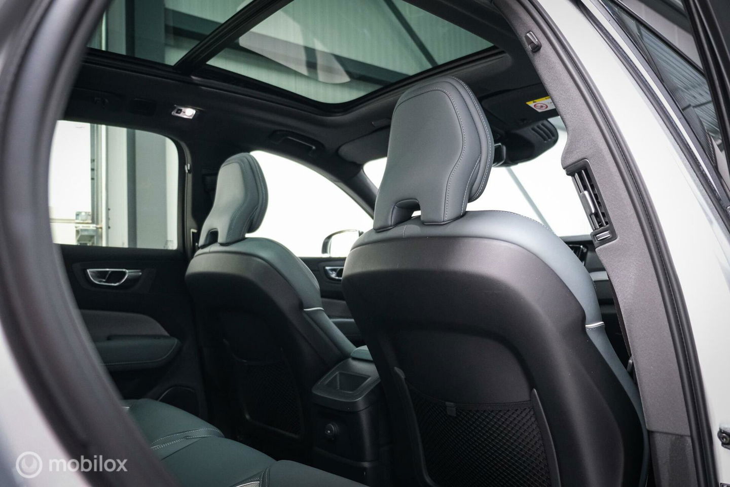 Volvo XC60 2.0 Recharge T8 AWD R-Design 390 pk | Trekhaak | Schuifdak | Dealer onderhouden | Camera | DAB | Stoel + stuurwiel verwarming |
